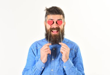 Gözler beyaz yerine kırmızı kalp şekilli adam..