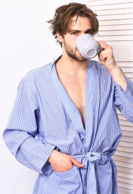 Sporcu evde ya da banyoda çay ya da kahve içer..