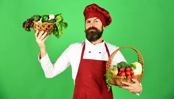 Szakállas férfi, zöld háttérrel. Vegetáriánus étrend fogalma. — Stock Fotó