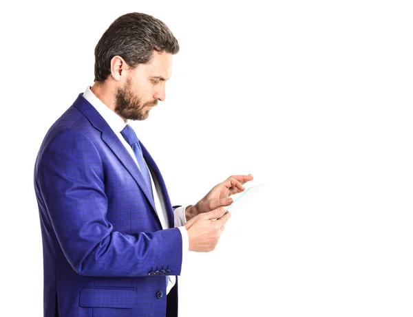 Ο επιχειρηματίας χρησιμοποιεί σύγχρονες τεχνολογίες. Άντρας με γενειάδα σε επίσημη ένδυση — Φωτογραφία Αρχείου