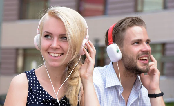 Pareja enamorada escuchando música en auriculares . — Foto de Stock