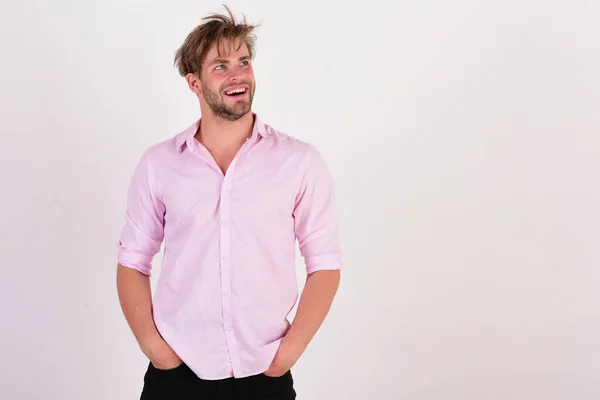 Tipo con cerdas en camisa rosa y cabello desordenado. — Foto de Stock