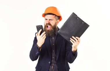 Kızgın inşaatçı ya da inşaatçı birine bağırıyor.