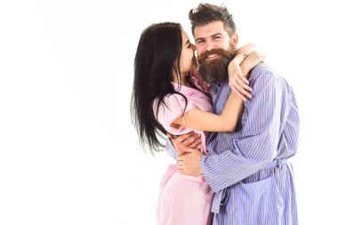 İlişkiler hedefleri kavramı. Pijamalı, bornozlu birbirine aşık bir çift. Sarılan, maço bir kızla öpüşen, beyaz arka planda soyutlanmış bir çift. Çift, gülen yüzlü aile Sabah mutlu, kopyalama alanı