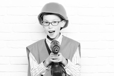 Beyaz tuğladan duvar altyapısı olan yakışıklı bir çocuk.