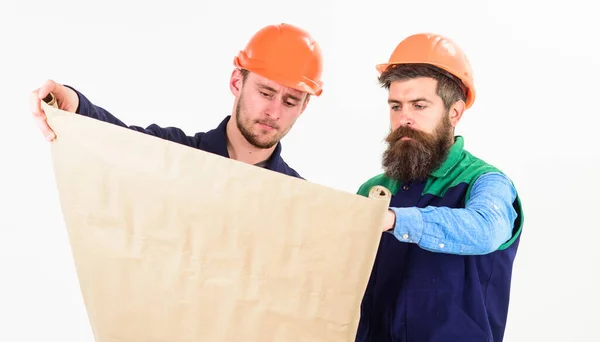 Stavitel, inženýr, architekt na staveništi. Muži v helmách — Stock fotografie