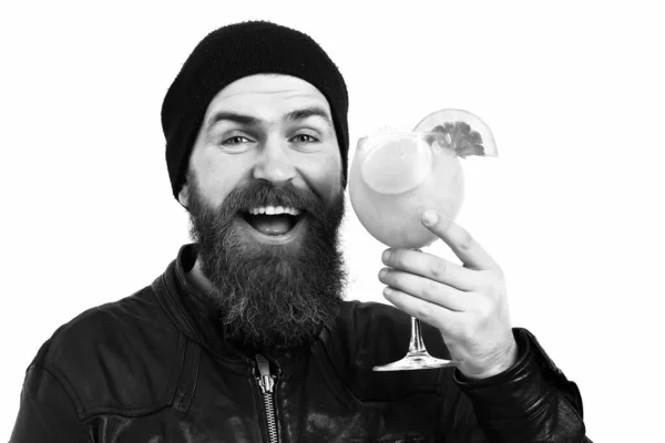 Brutale blanke hipster met alcoholische drank of verse cocktail — Stockfoto