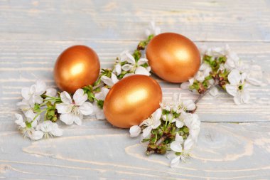 Paskalya yumurtası, kiraz ya da kayısı çiçeği.