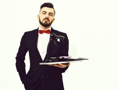 Kendine güvenen ve kibirli yüz ifadesi olan şık bir iş adamı.