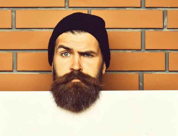 Barbu brutal hipster caucasien avec feuille de papier blanc — Photo