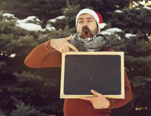 Opgewonden santa met blanco schoolbord — Stockfoto