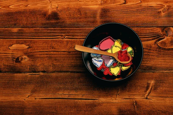 Valentýnská dekorace s barevnými srdci v talíři — Stock fotografie