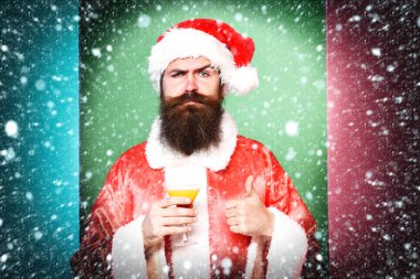 Ciddi sakallı Noel Baba adam.