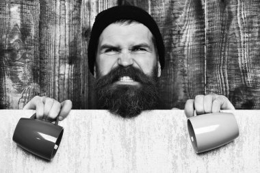 Kâğıt çarşaf ve fincanlarla vahşi beyaz hippi sakallı.