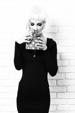 Elbiseli seksi kız.