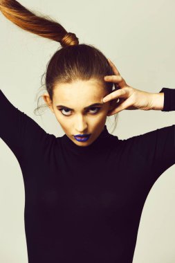 Seksi mavi dudakları ve uzun saçları at kuyruğu ile güzel kız