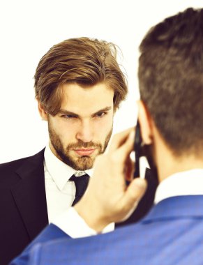 Adam ya da kızgın ciddi iş adamları cep telefonuyla konuşuyor.