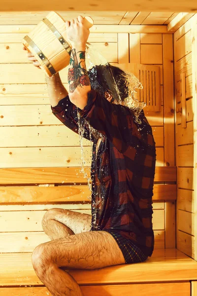 De mens giet water uit emmer — Stockfoto