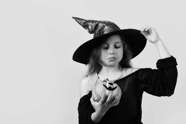 Conceito de festa de Halloween e fantasia. Criança em traje de bruxa — Fotografia de Stock