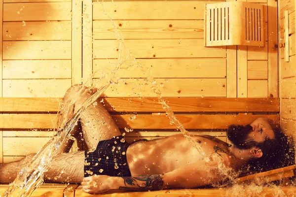 Hombre guapo se relaja en la sauna — Foto de Stock