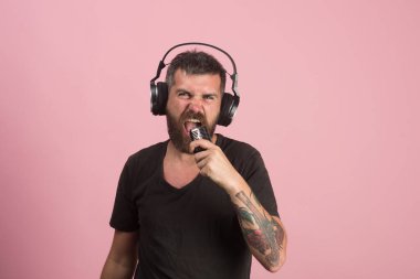 Rahatlamak ve müzik konsepti. Sakallı DJ kulaklık takıyor..