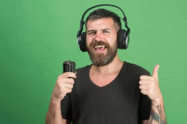 Zevk, müzik ve yaratıcı yaşam tarzı konsepti. Sakallı DJ.