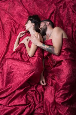 Yarı çıplak vücutlu kadın ve erkek. Aşk ve seks.