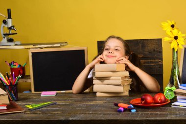 Ev ödevi ve okul konseptine geri dönelim. Çocuk ve okul malzemeleri.