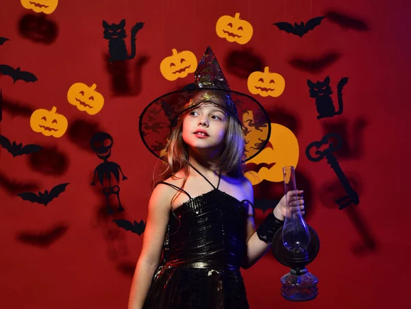 Halloween festa e decorações conceito. Menina com o rosto interessado — Fotografia de Stock