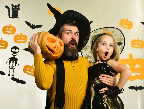 Ojciec i córka w kostiumach. Czarodziej i mała czarownica — Zdjęcie stockowe