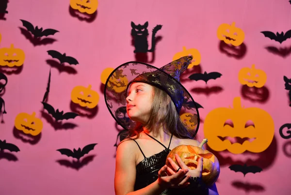Halloween festa e decorações conceito. Menina com rosto romântico — Fotografia de Stock