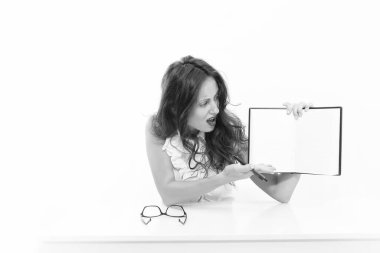 Tüm gücünle çalış. Durmak için çok meşgulüm. Gözlüklü iş kadını panik içinde çok meşgul. Ofiste evrak işleriyle meşgul bir kız. Bayan ofis çalışanı çalışmaktan yoruldu ve yoruldu. Boşluğu kopyala