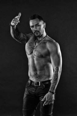 vahşi ve seksi. Vücut dövmesi olan kaslı bir vücut geliştirici. Atletik erkek vücudunda altı paket var. Fitness modeli üstsüz. Sağlık hizmeti yaşam tarzı. Vücut kasları güçlü. Vahşi erkeksi güzellik. maço