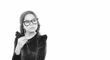 Akıllı bebek. Gözlüklü çocuk fotoğraf kabini aksesuarlarını tutuyor. Çekici çocuk, izole beyaz arka plan. Kız parti için gözlük tutuyor. Gözlüklü çocuk fotokopi alanı. Küçük inek konsepti