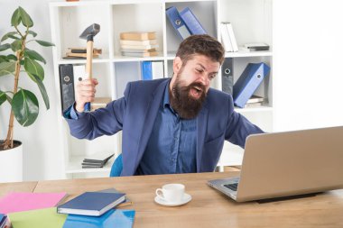 Dizüstü bilgisayarı yok et. Nefret dolu bir iş. Kötü bilgisayar. Deli menajer. Sinirli kullanıcı. Yavaş internet bağlantısı. Modası geçmiş yazılım. Bilgisayar gecikmesi. Gecikme sistemi. Ofis rutininden nefret ederim. Sakallı ezme bilgisayarı