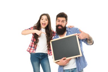 Yeni bir duyurum var. Şu reklama bak. Çocuklar günü birlikte. Küçük kız ve babası karatahta gösterisi yapıyor. Evde eğitim. Okula dönüyorum. Mutlu aile günleri.