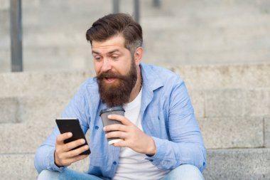 Mobil sohbet. Mutlu hipster akıllı telefondan canlı sohbet eder. Kahve molası. Gerçek zamanlı mesajlaşma odaları. Sohbet uygulaması. Mesajlaşma sohbeti. Anında mesajlaşma. SMS geldi. Yeni teknoloji. 3G mi? 4G mi? İletişim kurmanın modern yolu