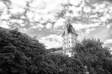 Bulutlu gökyüzünde kule. Çok güzel bir kule. Abartılı turist eğlenceleri. Kule ve kule. Mimari ve tasarım. Yaz şehri turu. Tatil beldeleri. Avrupa mimarisini keşfedin