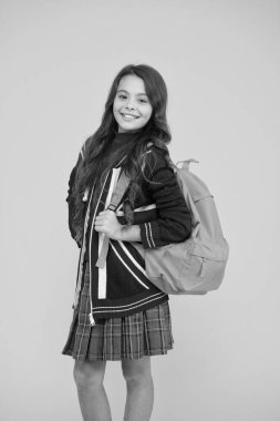 İngiliz tarzı moda. Küçük kız üniforması. Sırt çantası. Ceketinde İngiliz bayrağı olan çocuk. İngiltere 'ye çalışmaya git. Dil öğrenmek. İngiltere 'deki İngiliz okulu. İngiltere 'de tatil. seyahat kavramı