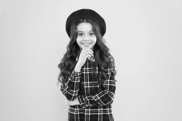 Φανταχτερό αξεσουάρ. Μακριά σγουρά μαλλιά με καπέλο μπερέ. Καλή μαθητριούλα στυλάτη στολή. Χαρούμενη παιδική ιδέα. Χαρούμενο χαμογελαστό παιδικό πορτρέτο. Μικρό κορίτσι ωραίο χτένισμα. Κατάστημα μόδας — Φωτογραφία Αρχείου