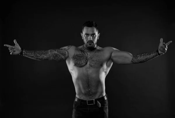 Aqui estou eu. Homem barbudo com tronco tatuado. Torso nu sexy machista. Modelo adequado com arte de tatuagem na pele. Esportista ou atleta com barba e cabelo elegantes. Desporto e fitness. Masculinidade. Torso muscular — Fotografia de Stock