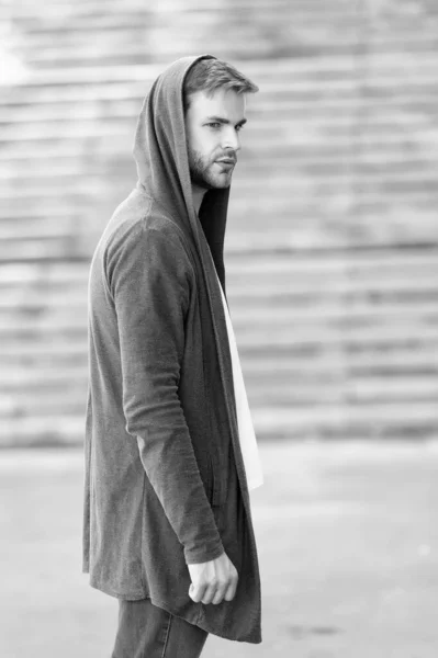 Ropa de estilo informal. Joven modelo de moda. Hombre misterioso posando con capucha. joven callejero con capucha. De incógnito. hombre guapo con capucha de pie en el interior de la ciudad urbana. Fresco y sexy — Foto de Stock