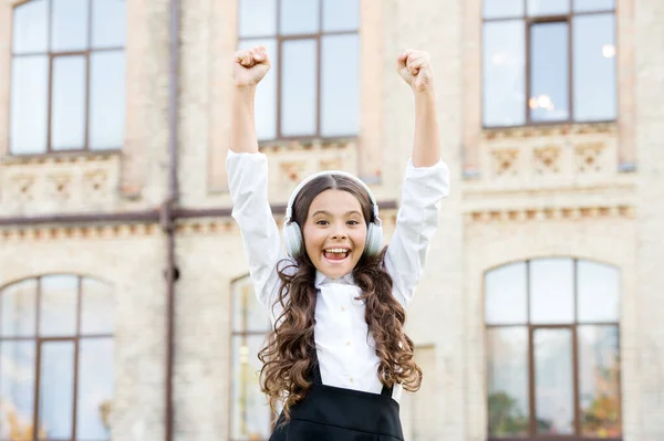 Den bästa dagen någonsin. Dröm om att bli sångare. Barnet har musikpaus. flicka i hörlurar. Glad liten flicka bär stilig uniform. Tillbaka till skolan. Modern utbildning med ny teknik. unge sjunger på skolgården — Stockfoto