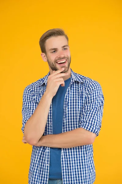 Buena idea. Positivo y buen rollo. Alegre humor. El hombre se ve guapo en estilo casual. El tipo con cerdas usa ropa casual. Un hombre guapo. Concepto casual. Traje diario. Hombre modelo ropa tienda — Foto de Stock