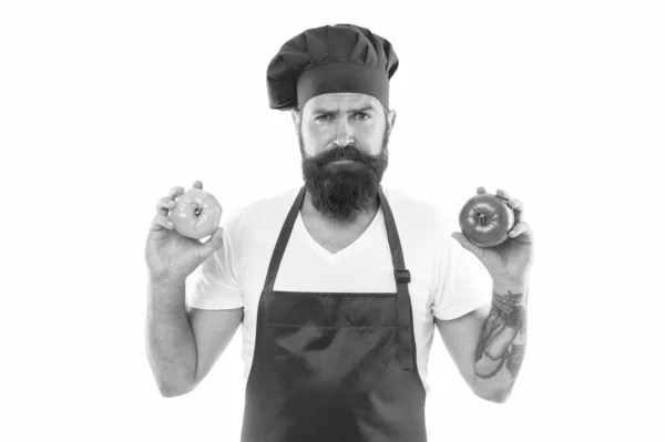 Taze domates ye. Sağlıklı aşçılık kavramı. Beyaz arka plan alışverişi yapan sakallı adam. Şef domatesleri tutuyor. Üniformalı aşçı sebze tutar. Bekarlığa veda günü. Domates çorbası. Lezzetli yemek için domates. — Stok fotoğraf