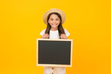 Çocuklar için yaz tatili. Okul tatili başlıyor. Yaz okulu eğitimi. Macera bekliyor. Okul yaz programı. Çocuk moda satışı. Küçük kız hasır şapka takıyor. seyahat kopyalama alanı