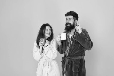 Sabah ilham geldi. Mutlu aile günleri. Erkek ve kadın bir fincan çay içerler. Evde harika vakit geçiriyorum. Birbirine aşık çiftler sabahın tadını çıkarır. Rahat bir bornoz giy. Tadı çok güzel. Kahvaltı vakti geldi. Kahveyle rahatla