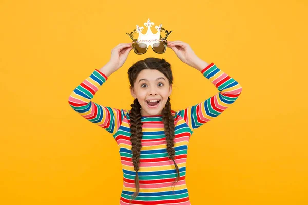 Reina del partido. Gafas de sol para chicas. Celebración de cumpleaños. ¿Quién es el jefe aquí? Celebración de fiesta. Celebra a la verdadera reina. Los niños llevan corona dorada. Fiesta Real. Reina de la fiesta. Carnaval. Diversión de verano — Foto de Stock