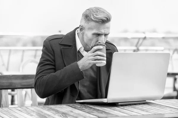 Un hombre exitoso trabajando en la cafetería. Buenas vibraciones. Concepto de vida moderna. Empresario fuera de la oficina. Trabajo independiente y remoto. Espacio de coworking. Hombre beber café trabajo en línea portátil moderno. Ocupación moderna —  Fotos de Stock