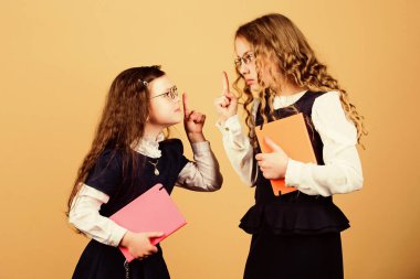 Bilgi ve eğitim. Okula dönelim. Birlikte ödev yapıyoruz. Günlük notları için not defteri. Ders çalışmak. Kağıt klasörlü küçük kızlar. Okuldan beri en iyi arkadaşlar. İlginç bir ders. paylaşım bilgileri